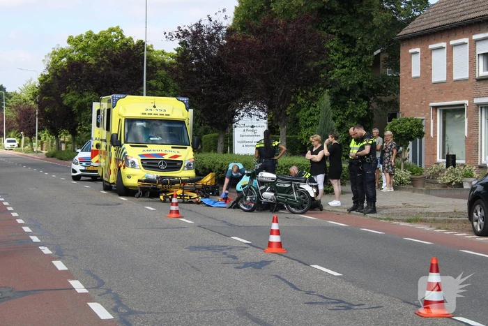 Brommerrijder onderuit bij verkeersongeval