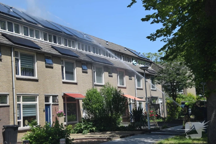 Veel rook bij brand op dak
