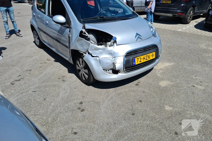 Ongeval tussen twee voertuigen op parkeerterrein
