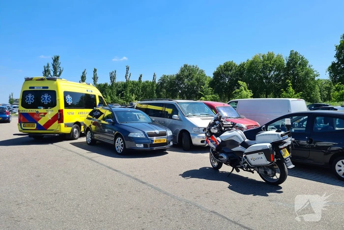 Ongeval tussen twee voertuigen op parkeerterrein