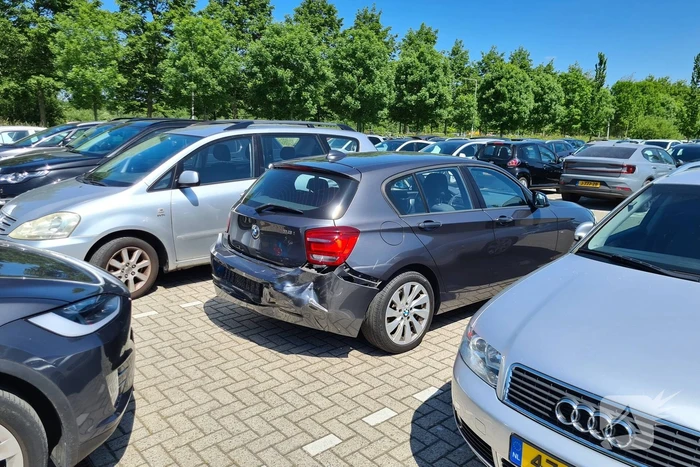 Ongeval tussen twee voertuigen op parkeerterrein