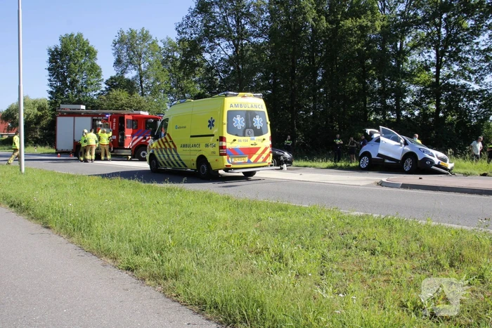 Twee personenauto's total-loss door botsing