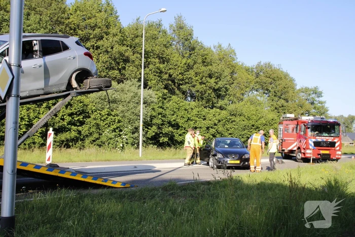 Twee personenauto's total-loss door botsing