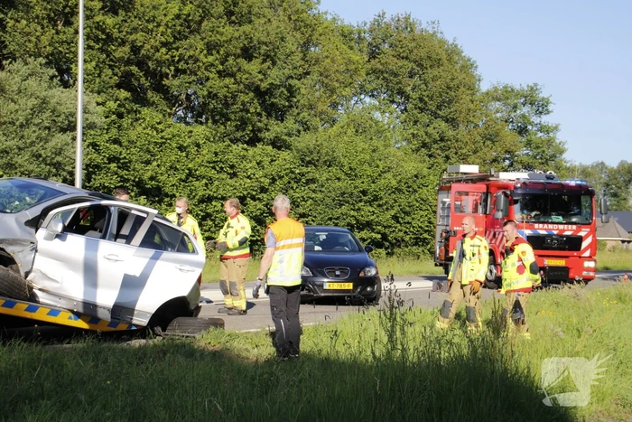 Twee personenauto's total-loss door botsing