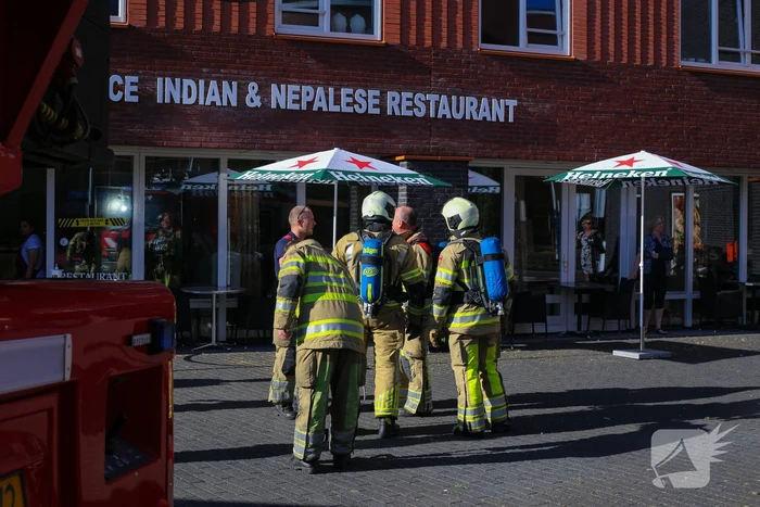 Brandweer onderzoekt brandgerucht op derde etage