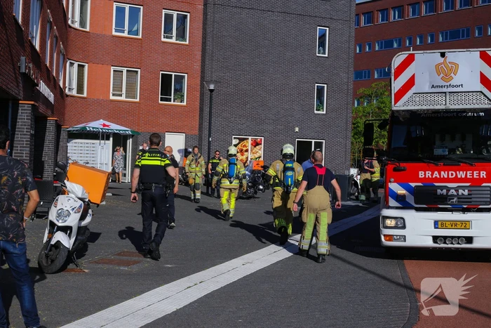 Brandweer onderzoekt brandgerucht op derde etage