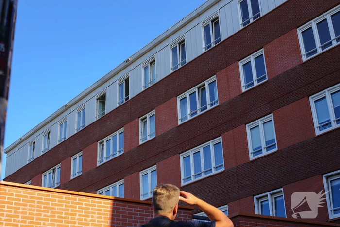 Brandweer onderzoekt brandgerucht op derde etage