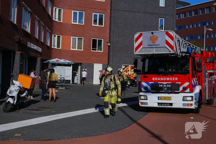 Brandweer onderzoekt brandgerucht op derde etage
