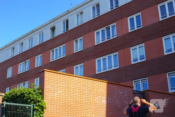 Brandweer onderzoekt brandgerucht op derde etage