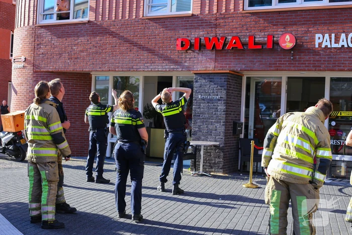 Brandweer onderzoekt brandgerucht op derde etage