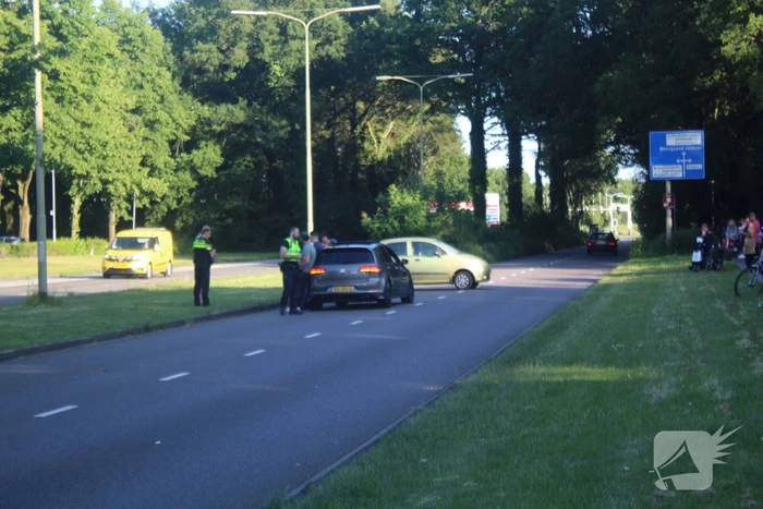 Twee personenauto's in botsing met elkaar