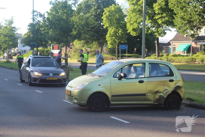Twee personenauto's in botsing met elkaar