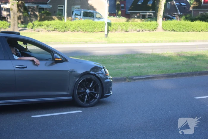Twee personenauto's in botsing met elkaar