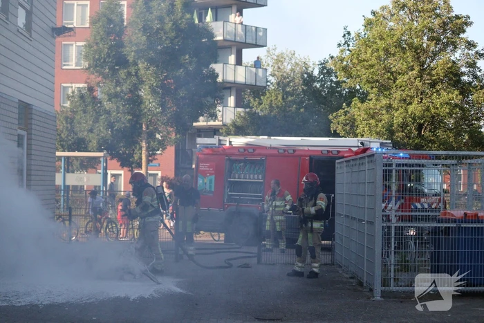 Brandweer blust brandende stapel fietsen