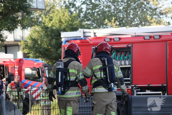 Brandweer blust brandende stapel fietsen