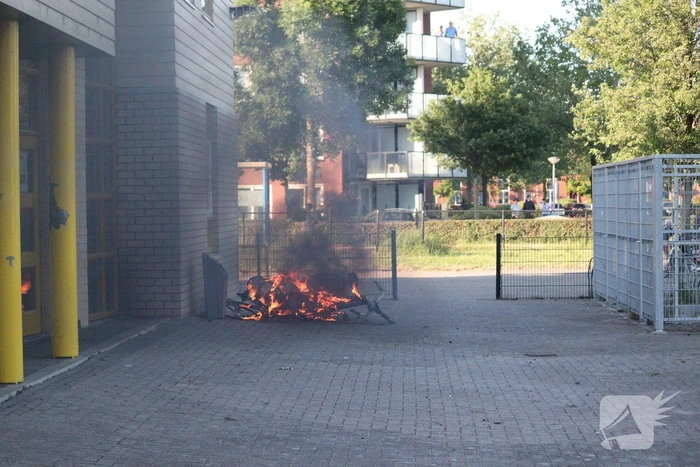 Brandweer blust brandende stapel fietsen