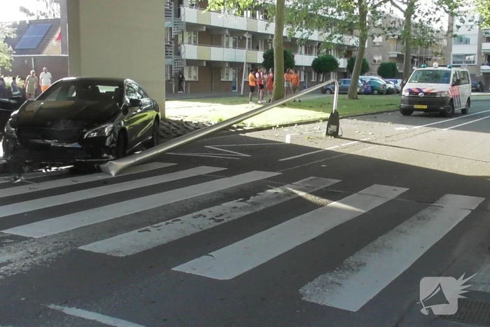 Automobilist verliest macht over het stuur en rijdt paal uit straat