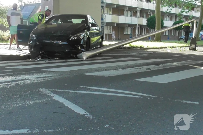 Automobilist verliest macht over het stuur en rijdt paal uit straat
