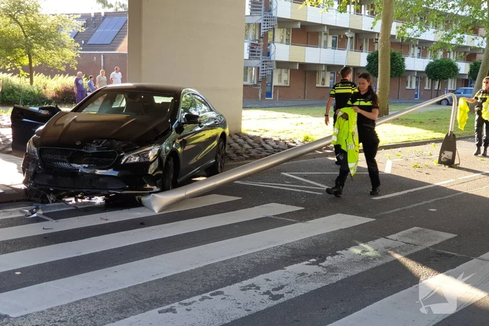 Automobilist verliest macht over het stuur en rijdt paal uit straat