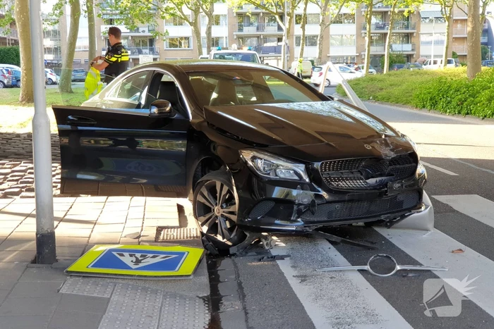Automobilist verliest macht over het stuur en rijdt paal uit straat
