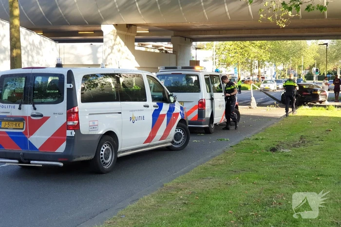 Automobilist verliest macht over het stuur en rijdt paal uit straat