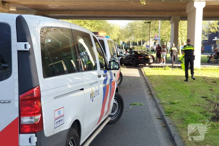 Automobilist verliest macht over het stuur en rijdt paal uit straat