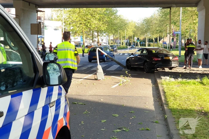 Automobilist verliest macht over het stuur en rijdt paal uit straat