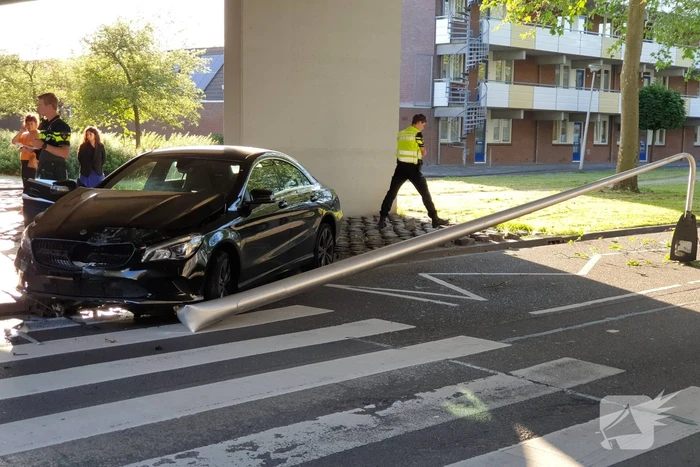 Automobilist verliest macht over het stuur en rijdt paal uit straat