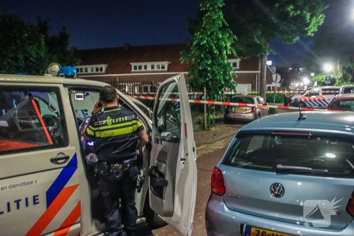 Politie schiet man neer met vuurwapen