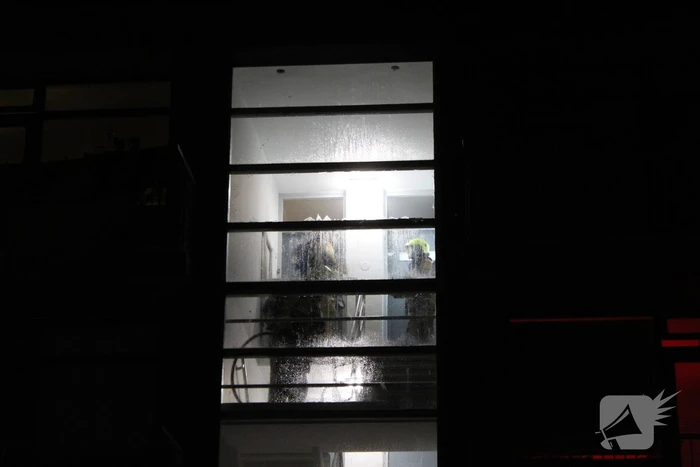 Doos met papier vat vlam in flat
