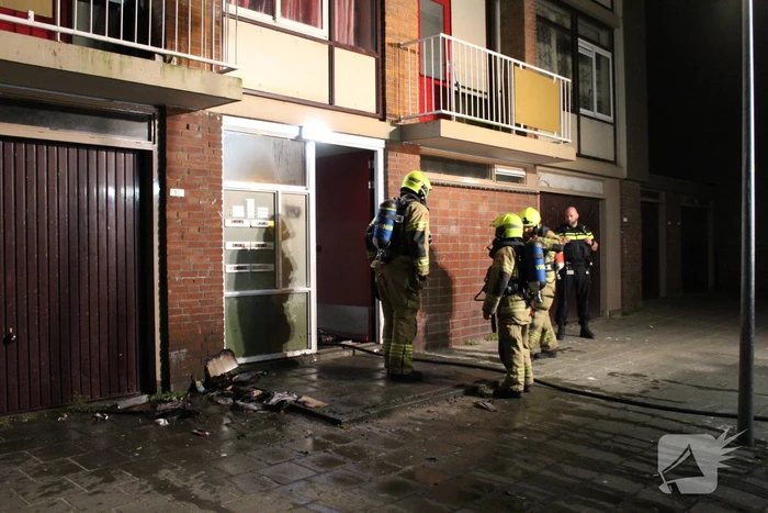 Doos met papier vat vlam in flat
