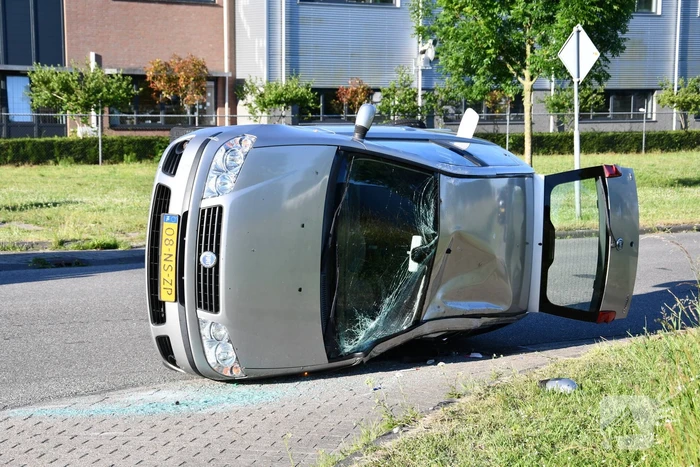 Auto belandt op zijkant na flinke aanrijding