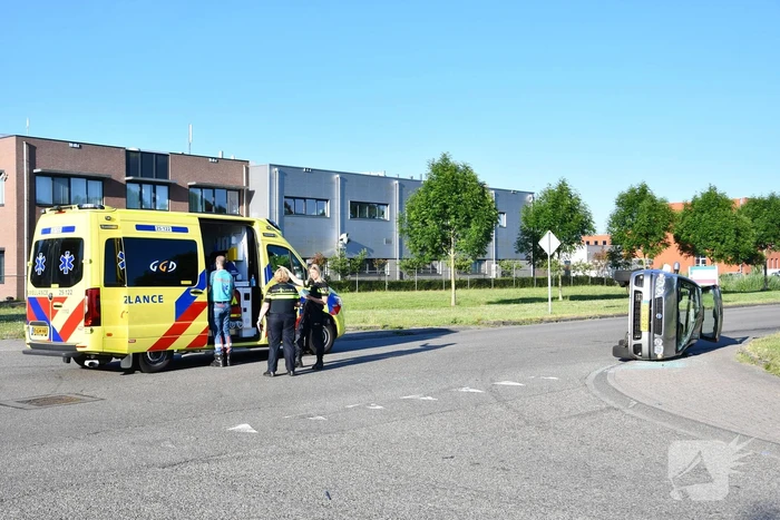 Auto belandt op zijkant na flinke aanrijding