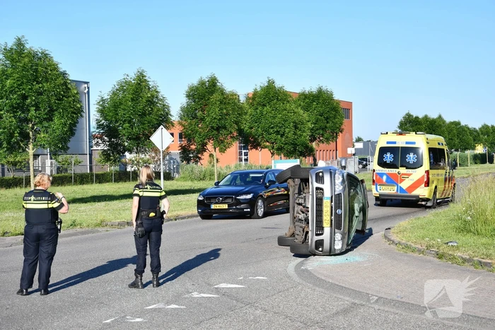 Auto belandt op zijkant na flinke aanrijding