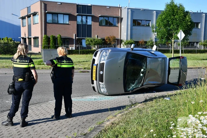 Auto belandt op zijkant na flinke aanrijding