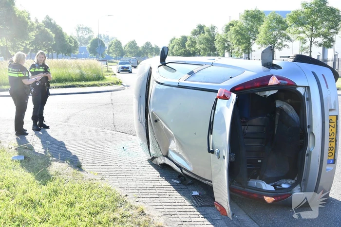 Auto belandt op zijkant na flinke aanrijding