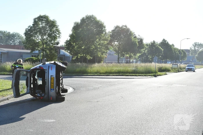 Auto belandt op zijkant na flinke aanrijding