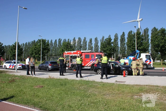 Automobilist ernstig gewond bij botsing tegen lantaarnpaal