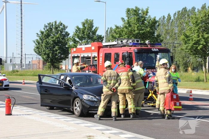 Automobilist ernstig gewond bij botsing tegen lantaarnpaal