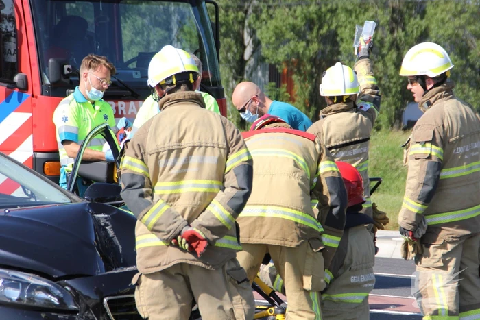 Automobilist ernstig gewond bij botsing tegen lantaarnpaal