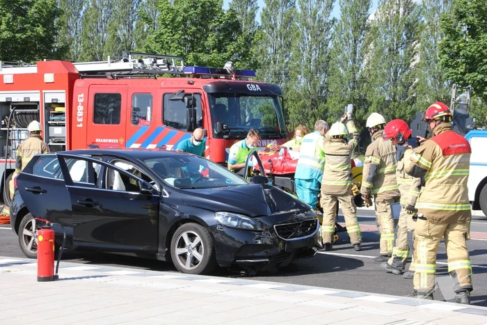 Automobilist ernstig gewond bij botsing tegen lantaarnpaal