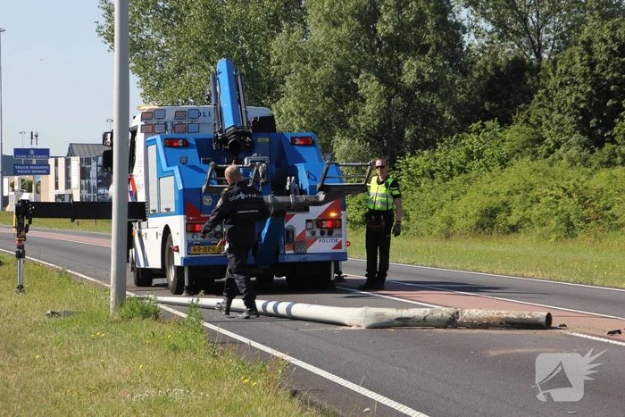 Automobilist ernstig gewond bij botsing tegen lantaarnpaal