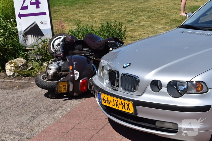 Auto botst op brommer
