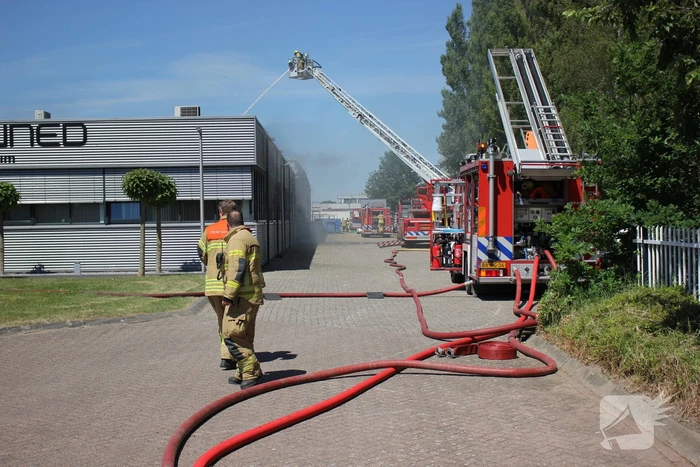 Brand op dak van bedrijfspand