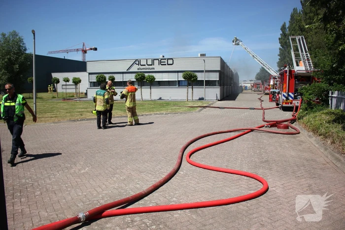 Brand op dak van bedrijfspand