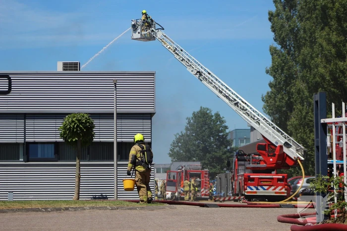 Brand op dak van bedrijfspand