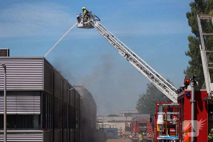 Brand op dak van bedrijfspand