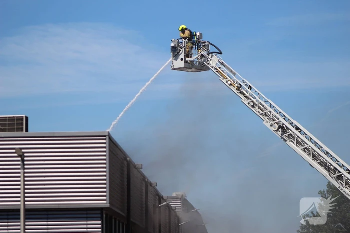 Brand op dak van bedrijfspand