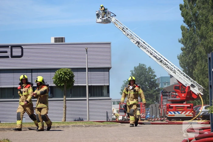 Brand op dak van bedrijfspand
