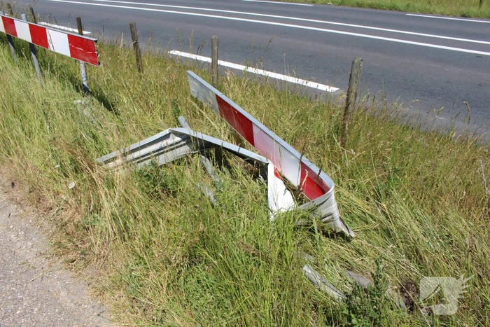 Automobilist botst op schrikhek